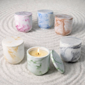 pot marbré en béton avec bougie