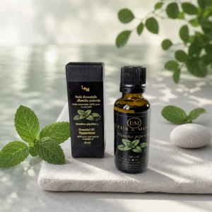 Huile essentielle de menthe poivrée, gros plan flacon – Lueur & Mousse